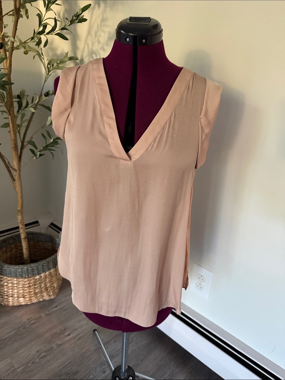 Impressions Size Small Women's V-Neck Cap Sleeveless Blouse - Blush/Beige